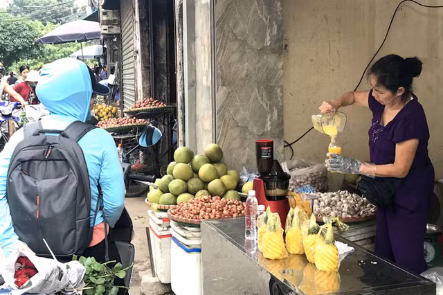 Dứa được mùa, trên vỉa hè Hà Nội xuất hiện nhiều hàng bán nước ép dứa nguyên chất giá rẻ