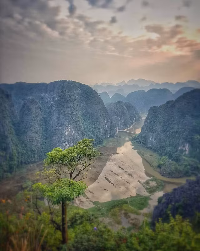 Nằm gần cụm khu du lịch Tràng An - Tam Cốc- Bái Đính, Hàng Múa là một trong những địa điểm đẹp nhất Ninh Bình. Đây vừa là điểm du lịch sinh thái vừa là nơi nghỉ dưỡng ngắn ngày trong dịp nghỉ Tết Nguyên đán được nhiều bạn trẻ lựa chọn. Nằm gần cụm khu du lịch Tràng An - Tam Cốc- Bái Đính, Hàng Múa là một trong những địa điểm đẹp nhất Ninh Bình. Đây vừa là điểm du lịch sinh thái vừa là nơi nghỉ dưỡng ngắn ngày trong dịp nghỉ Tết Nguyên đán được nhiều bạn trẻ lựa chọn.