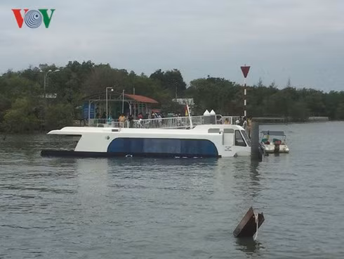 Khoảng 8h30 sáng nay (8/4), tàu cao tốc GREENLINES DP C3 - Sg: 7508 chở 42 hành khách chạy tuyến Vũng Tàu – TP.HCM chuẩn bị cập bến Cầu Đen – Tắc Suất, Thị trấn Cần Thạnh, huyện Cần Giờ thì gặp sự cố khiến tàu bị nước tràn vào khoang. Khoảng 8h30 sáng nay (8/4), tàu cao tốc GREENLINES DP C3 - Sg: 7508 chở 42 hành khách chạy tuyến Vũng Tàu – TP.HCM chuẩn bị cập bến Cầu Đen – Tắc Suất, Thị trấn Cần Thạnh, huyện Cần Giờ thì gặp sự cố khiến tàu bị nước tràn vào khoang.