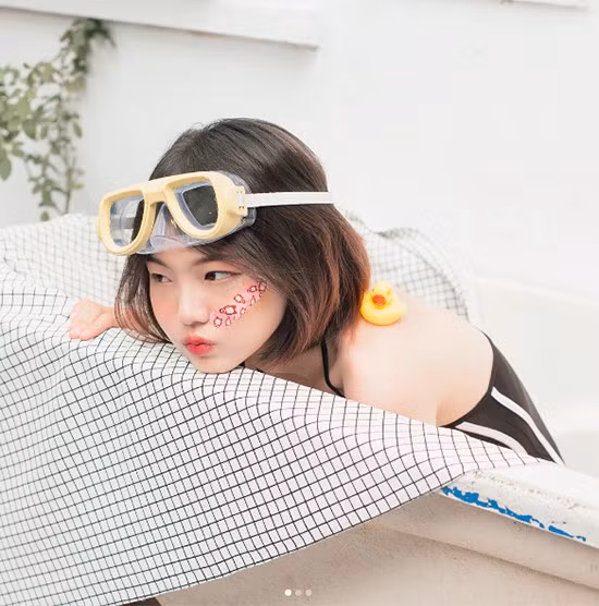 Trong khi người người, nhà nhà đi nhấn mí để có được đôi mắt to tròn long lanh hơn thì một cô nàng vẫn "bảo tồn" đặc sản mắt một mí của mình thật đặc biệt và cô gái đó có tên là Thùy Dương. Trong khi người người, nhà nhà đi nhấn mí để có được đôi mắt to tròn long lanh hơn thì một cô nàng vẫn "bảo tồn" đặc sản mắt một mí của mình thật đặc biệt và cô gái đó có tên là Thùy Dương.