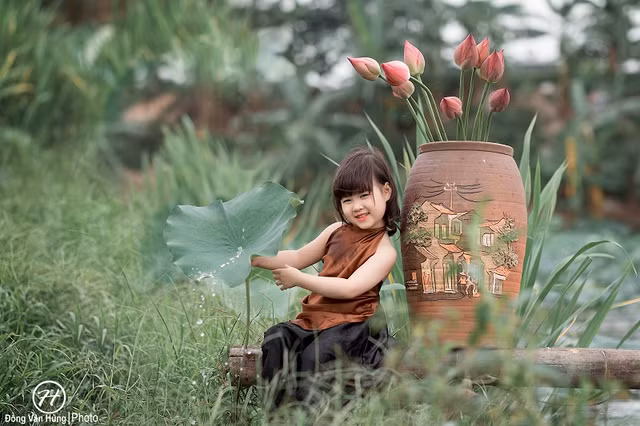 Người mẫu nhí Hà thành e ấp bên hồ sen Nguoi mau nhi Ha thanh e ap ben ho sen