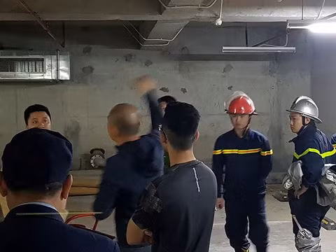 Cảnh sát PCCC đang kiểm tra các vết dầu chảy để có biện pháp khắc phục tránh cháy nổ xảy ra. Cảnh sát PCCC đang kiểm tra các vết dầu chảy để có biện pháp khắc phục tránh cháy nổ xảy ra.