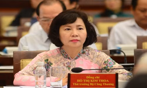 Thứ trưởng Hồ Thị Kim Thoa bất ngờ gửi đơn xin thôi việc Thu truong Ho Thi Kim Thoa bat ngo gui don xin thoi viec