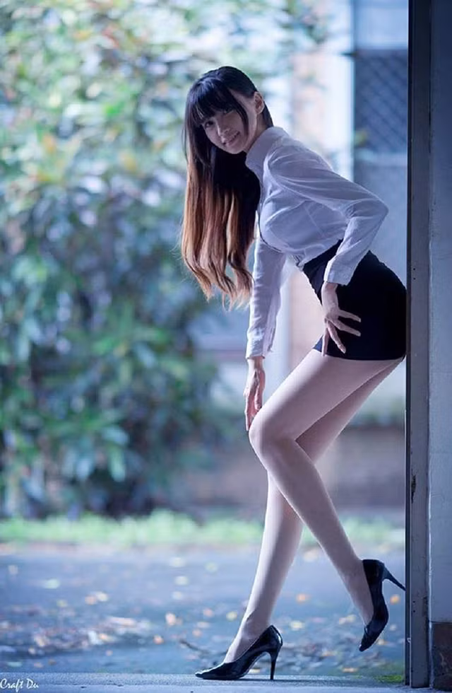 Những cô nàng chân dài luôn là tâm điểm chú ý của cánh mày râu, không chỉ bởi sự nuột nà của đôi chân mà còn đến từ khuôn mặt gợi cảm, ưa nhìn. Đó cũng là trường hợp của cô siêu mẫu người Đài Loan có tên Candice được dân mạng tìm kiếm thời gian qua.