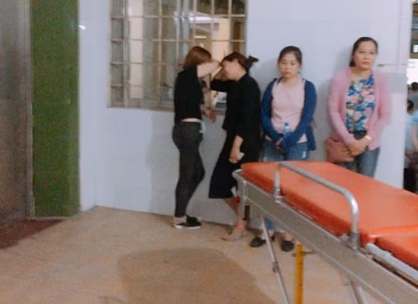 Người nhà bệnh nhân có mặt tại Bệnh viện Đa khoa Hà Đông sau khi nhận được hung tin. Người nhà bệnh nhân có mặt tại Bệnh viện Đa khoa Hà Đông sau khi nhận được hung tin.