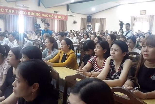 Các giáo viên, chủ cơ sở của 200 cơ sở mầm non trên địa bàn quận Thanh Khê có mặt tại buổi làm việc. Các giáo viên, chủ cơ sở của 200 cơ sở mầm non trên địa bàn quận Thanh Khê có mặt tại buổi làm việc.