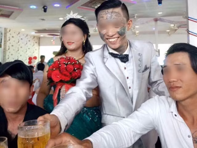 Xôn xao chú rể xăm mặt chi chít trong đám cưới Nha Trang Xon xao chu re xam mat chi chit trong dam cuoi Nha Trang