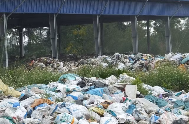 Nhà máy rác ngừng hoạt động, nghìn người Thanh Hóa kêu trời - Hình 4 Nha may rac ngung hoat dong, nghin nguoi Thanh Hoa keu troi-Hinh-4