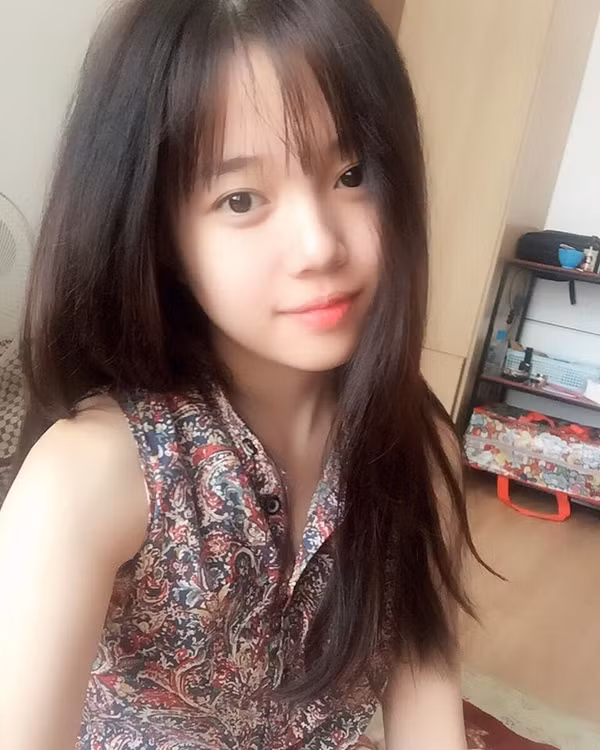 Gương mặt mộc của cô gái 9X nổi tiếng nhờ live stream Guong mat moc cua co gai 9X noi tieng nho live stream