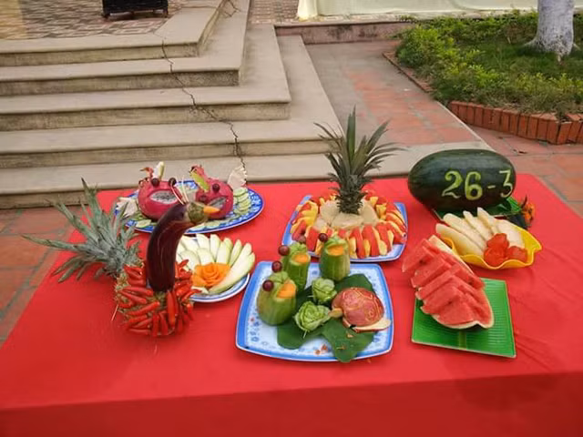 Trong không khí tưng bừng để chào mừng lễ kỷ niệm 87 năm ngày thành lập Đoàn, một bạn trẻ ở Hải Dương đã chia sẻ một vài hình ảnh các phần dự thi tham dự hội thi trang trí rau củ quả ở trường lên mạng xã hội và nhanh chóng thu hút được sự chú ý cộng đồng mạng. Trong không khí tưng bừng để chào mừng lễ kỷ niệm 87 năm ngày thành lập Đoàn, một bạn trẻ ở Hải Dương đã chia sẻ một vài hình ảnh các phần dự thi tham dự hội thi trang trí rau củ quả ở trường lên mạng xã hội và nhanh chóng thu hút được sự chú ý cộng đồng mạng.