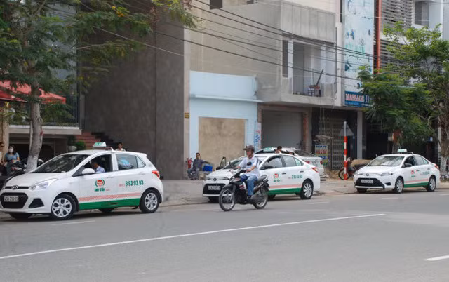Taxi Hải Vân hoạt động trên địa bàn Đà Nẵng - Ảnh: VIỆT HÙNG Taxi Hải Vân hoạt động trên địa bàn Đà Nẵng - Ảnh: VIỆT HÙNG