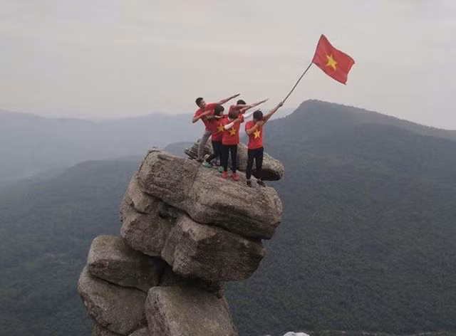 Giới trẻ tìm ra "mỏm đá sống ảo" mới tại Quảng Ninh Gioi tre tim ra