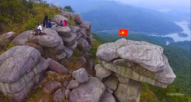 Giới trẻ tìm ra "mỏm đá sống ảo" mới tại Quảng Ninh - Hình 2 Gioi tre tim ra