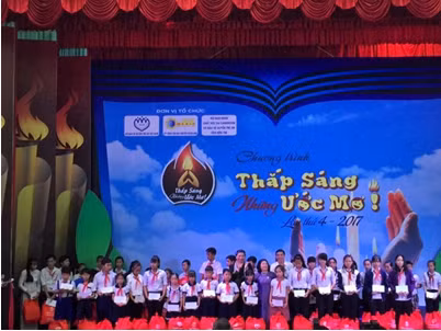 Các em học sinh nghèo vượt khó tại Bến Tre nhận học bổng và quà từ chương trình. Các em học sinh nghèo vượt khó tại Bến Tre nhận học bổng và quà từ chương trình.