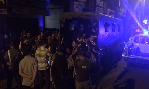 Hàng trăm tiếp viên nữ bị xử lý vì ăn mặc khiêu dâm Hang tram tiep vien nu bi xu ly vi an mac khieu dam