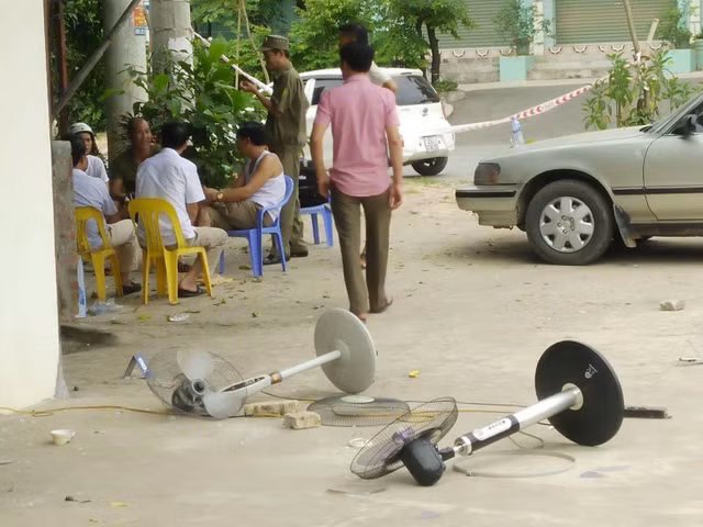 Cận cảnh hiện trường nghi vấn nổ súng giải quyết mâu thuẫn ở Hòa Bình - Hình 4 Can canh hien truong nghi van no sung giai quyet mau thuan o Hoa Binh-Hinh-4
