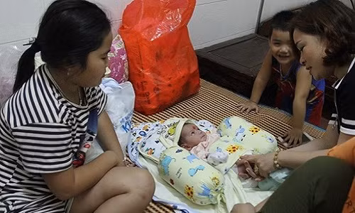 Xet nghiem ADN xac minh nguoi me den nhan con sau khi bo roi