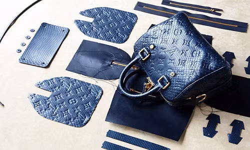 Điều làm nên giá trị của túi xách Louis Vuitton nổi tiếng thế thế giới là chúng được làm hoàn toàn thủ công. Điều làm nên giá trị của túi xách Louis Vuitton nổi tiếng thế thế giới là chúng được làm hoàn toàn thủ công.