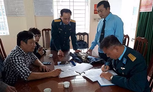 Đại diện Quân chủng Phòng không không quân ký biên bản bàn giao mảnh vỡ máy bay do TS Nguyễn Lê Anh chuyển tới. Ảnh: TUYẾN PHAN Đại diện Quân chủng Phòng không không quân ký biên bản bàn giao mảnh vỡ máy bay do TS Nguyễn Lê Anh chuyển tới. Ảnh: TUYẾN PHAN