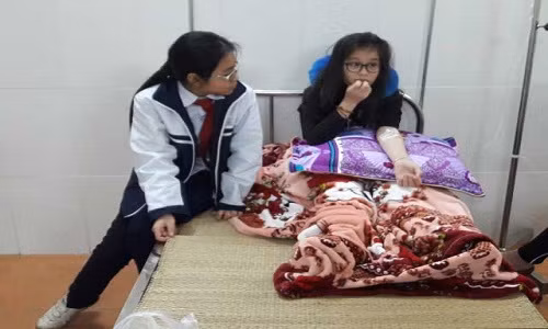 Học sinh Đặng Như Quỳnh (học lớp 6A2) nằm viện theo dõi lúc gần 13h ngày 6/1. Học sinh Đặng Như Quỳnh (học lớp 6A2) nằm viện theo dõi lúc gần 13h ngày 6/1.