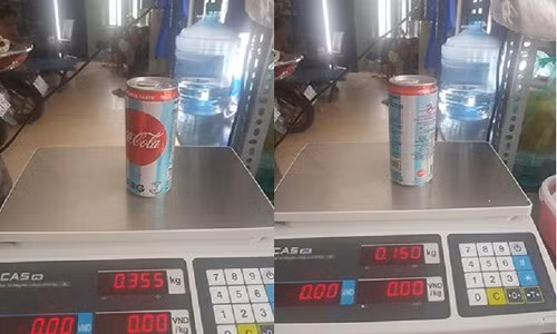 Trọng lượng lon NGK Coca-Cola đầy đủ (trái) và trọng lượng lon NGK Coca-Cola bị thiếu (phải) do anh N.T.S cân đối chiếu. Trọng lượng lon NGK Coca-Cola đầy đủ (trái) và trọng lượng lon NGK Coca-Cola bị thiếu (phải) do anh N.T.S cân đối chiếu.