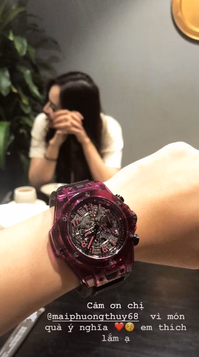 Đồng hồ Mai Phương Thúy tặng Đỗ Mỹ Linh “khủng” thế nào? Dong ho Mai Phuong Thuy tang Do My Linh “khung” the nao?
