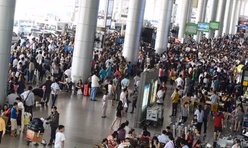 Hai ngày cuối tuần, khu vực ga đến quốc tế sân bay Tân Sơn Nhất, TP.HCM, đông nghịt người chờ đón người thân từ nước ngoài về ăn Tết. Hai ngày cuối tuần, khu vực ga đến quốc tế sân bay Tân Sơn Nhất, TP.HCM, đông nghịt người chờ đón người thân từ nước ngoài về ăn Tết.