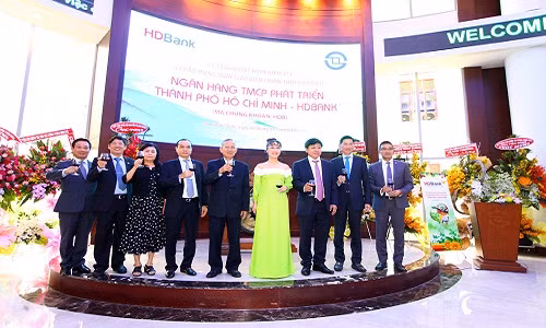 HDBank chính thức chào sàn HOSE ngày 5/1/2018. Ảnh: Congly. HDBank chính thức chào sàn HOSE ngày 5/1/2018. Ảnh: Congly.
