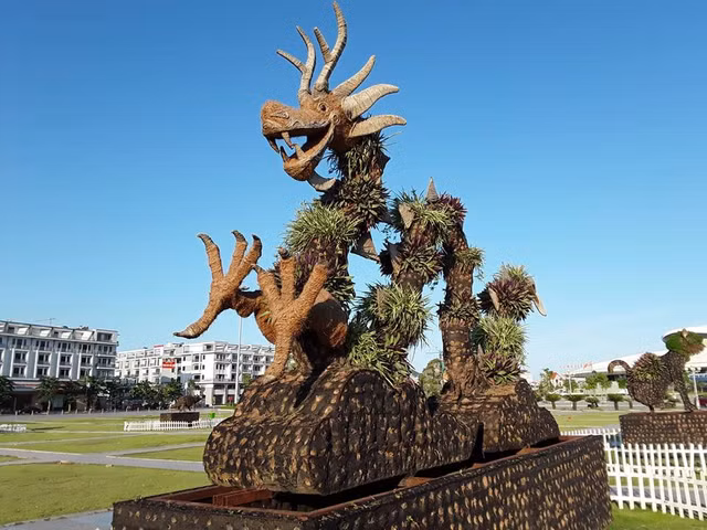 Rồng gầy rộc cũng được phủ đầy cỏ mà không phải những cây hoa sặc sỡ. Rồng gầy rộc cũng được phủ đầy cỏ mà không phải những cây hoa sặc sỡ.