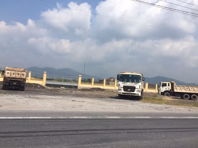 Dàn hàng xe tải chặn quốc lộ, tài xế “cướp” giấy tờ CSGT - Hình 2 Dan hang xe tai chan quoc lo, tai xe “cuop” giay to CSGT-Hinh-2