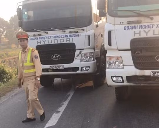 Dàn hàng xe tải chặn quốc lộ, tài xế “cướp” giấy tờ CSGT Dan hang xe tai chan quoc lo, tai xe “cuop” giay to CSGT