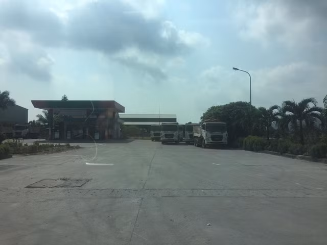 Dàn hàng xe tải chặn quốc lộ, tài xế “cướp” giấy tờ CSGT - Hình 3 Dan hang xe tai chan quoc lo, tai xe “cuop” giay to CSGT-Hinh-3