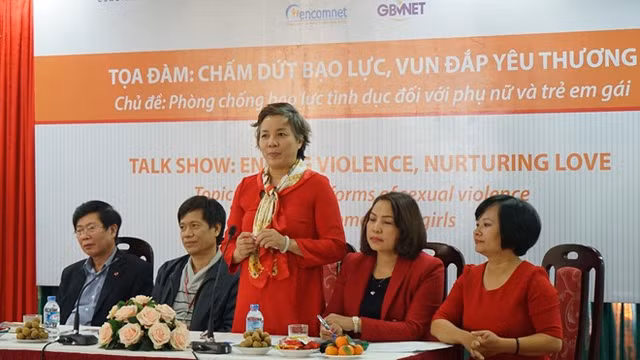 "Không thể dung thứ cho tội ác xâm hại tình dục trẻ em" Bà Vân Anh (đứng) phát biểu trong một buổi tọa đàm ngăn chặn bạo lực tình dục. Ảnh: Hoàng Như.