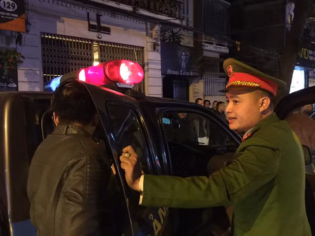 Lực lượng chức năng đến hiện trường để xử lý.