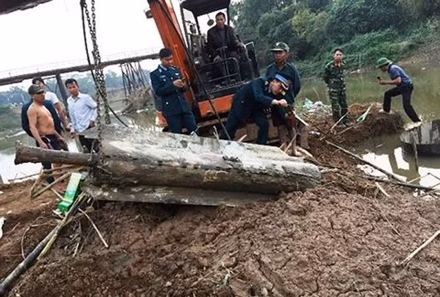 Cơ quan chức năng tiến hành vớt quả tên lửa. Ảnh: ANTĐ. Cơ quan chức năng tiến hành vớt quả tên lửa. Ảnh: ANTĐ.