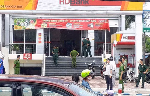 Trên đường tháo chạy, kẻ cướp ngân hàng HDBank làm rơi vãi 40 triệu - Hình 2 Tren duong thao chay, ke cuop ngan hang HDBank lam roi vai 40 trieu-Hinh-2