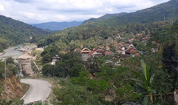 Một góc bản Ang nơi có những đứa trẻ mang hai dòng máu khai sinh họ mẹ. Một góc bản Ang nơi có những đứa trẻ mang hai dòng máu khai sinh họ mẹ.
