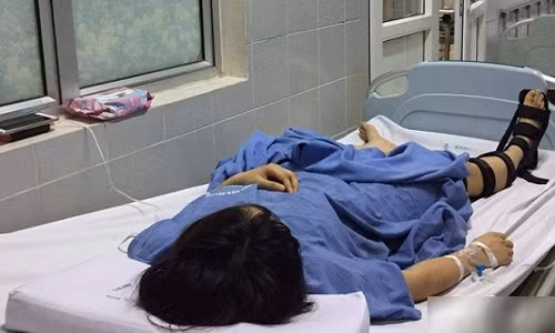Mắc kẹt trong thang máy, đôi nam nữ nhập viện cấp cứu Mac ket trong thang may, doi nam nu nhap vien cap cuu