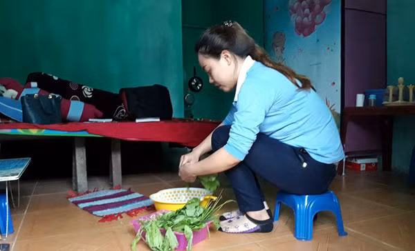 Nguyễn Thị Dung (quê Yên Bái, SN 1994) cũng chi tiêu rất cẩn thận để có một khoản tiết kiệm. Nguyễn Thị Dung (quê Yên Bái, SN 1994) cũng chi tiêu rất cẩn thận để có một khoản tiết kiệm.