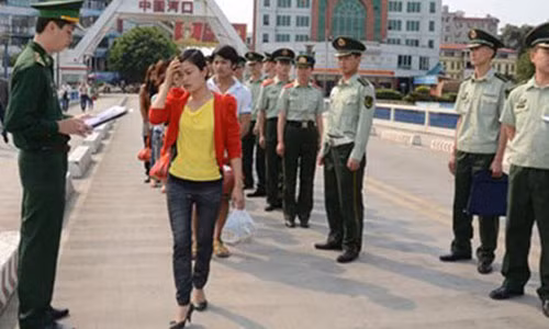 Lật tẩy thủ đoạn tinh vi của tội phạm mua bán người Lat tay thu doan tinh vi cua toi pham mua ban nguoi