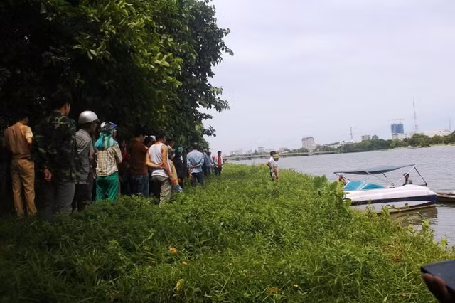 Lực lượng chức năng đang tìm kiếm một người đàn ông nhảy sông Hương tự tử. Lực lượng chức năng đang tìm kiếm một người đàn ông nhảy sông Hương tự tử.