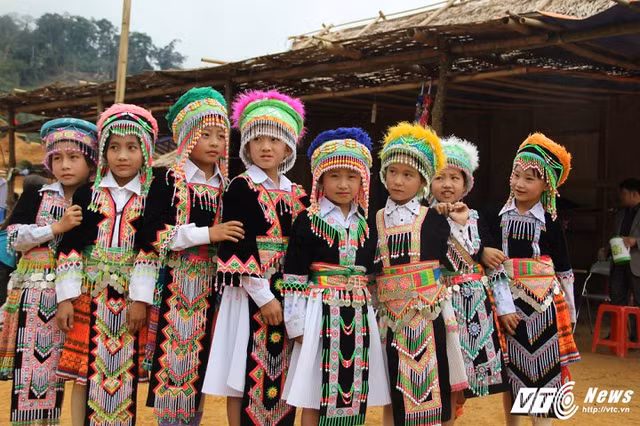 Cuộc sống nhọc nhằn của những "cô dâu 8 tuổi" ở miền Tây xứ Nghệ - Hình 2 Cuoc song nhoc nhan cua nhung "co dau 8 tuoi" o mien Tay xu Nghe-Hinh-2