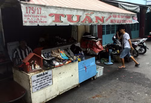Món quà của người thợ sửa giày bên đường khiến cụ ông rơi nước mắt - Hình 2 Mon qua cua nguoi tho sua giay ben duong khien cu ong roi nuoc mat-Hinh-2