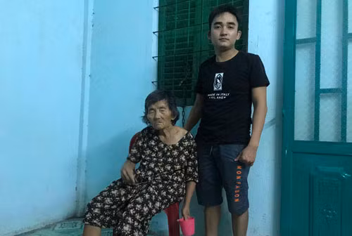 Hàng chục năm qua, cậu thanh niên 21 tuổi là trụ cột gia đình chăm lo cho bà ngoại già yếu, trong khi mẹ thất lạc vì bệnh tâm thần. Hàng chục năm qua, cậu thanh niên 21 tuổi là trụ cột gia đình chăm lo cho bà ngoại già yếu, trong khi mẹ thất lạc vì bệnh tâm thần.