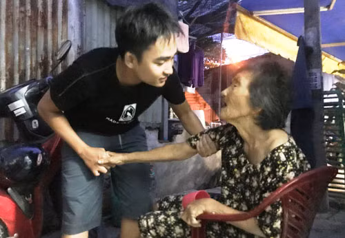Sơn gánh vác, chăm lo cho bà ngoại gần 90 tuổi của mình. Sơn gánh vác, chăm lo cho bà ngoại gần 90 tuổi của mình.