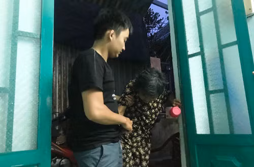 Cậu sinh viên nghèo hiếu thảo, siêng năng khiến nhiều người vô cùng xúc động và khâm phục. Cậu sinh viên nghèo hiếu thảo, siêng năng khiến nhiều người vô cùng xúc động và khâm phục.