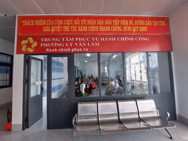trung-tam-phuc-vu-hanh-chinh-cong-phuong-ly-van-lam.jpg