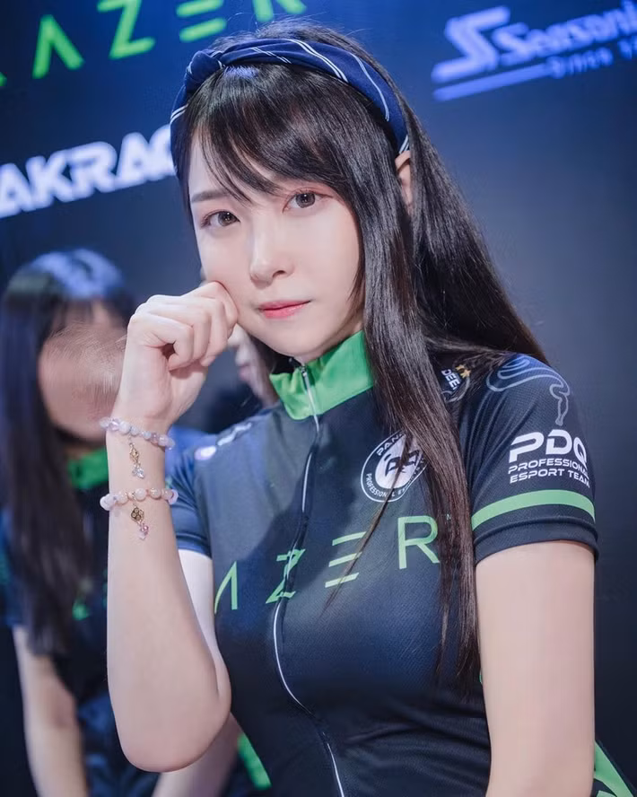  Deer Chann Lộc Nhi (tên thật là Trần Gia Tĩnh, 22 tuổi) hiện là một trong những nữ game thủ, streamerkhông chỉ nổi tiếng với giới trẻ Hong Kong mà còn vang danh ở Đại lục, Đài Loan. Cô được mệnh danh là "nữ thần eSports" trong giới thể thao điện tử đất nước tỷ dân. Deer Chann được cộng đồng mạng biết đến từ năm 2017 sau khi cô gia nhập đội eSports Liên Minh Huyền Thoại (LOL) chuyên nghiệp dành cho nữ tại Hong Kong Panda Cute.