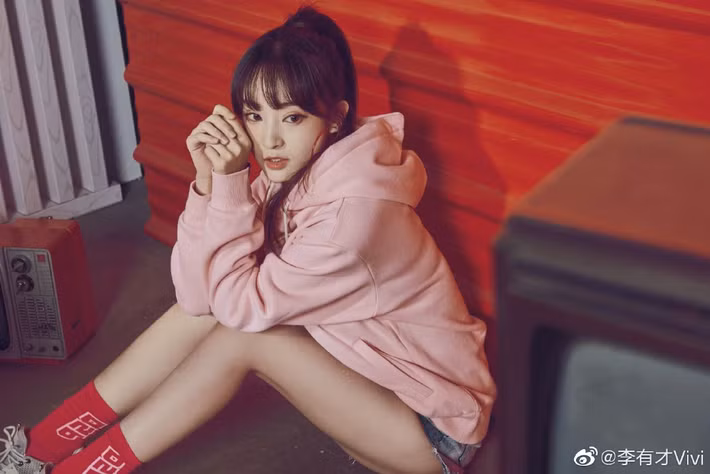  Vivi tên thật là Lý Uy, sinh năm 1992 tại Trung Quốc. Cô hiện là game thủ thành công nhất ở đất nước tỷ dân khi sở hữu cho riêng mình 2 đội eSports. Theo Sohu, Vivi xuất thân trong một gia đình giàu có và từng tốt nghiệp khoa Biểu diễn - học viện Quảng Cáo trường Đại học Liên Hợp Bắc Kinh.