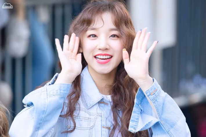  Yuqi ((G)-IDLE): Khi vừa ra mắt trong nhóm nhạc tân binh nhà Cube, nữ thần tượng Hong Kong đã thu hút sự chú ý của khán giả nhờ gương mặt ngây thơ, trong sáng. Nữ idol sinh năm 1999 gây ấn tượng với mái tóc xoăn, được ví như búp bê Barbie.
